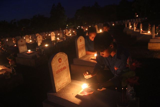 Hàng vạn ngọn nến lung linh thắp sáng 72 nghĩa trang liệt sĩ ảnh 1