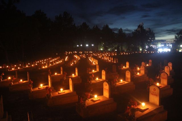 Hàng vạn ngọn nến lung linh thắp sáng 72 nghĩa trang liệt sĩ ảnh 2