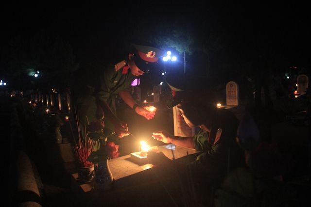 Hàng vạn ngọn nến lung linh thắp sáng 72 nghĩa trang liệt sĩ ảnh 3