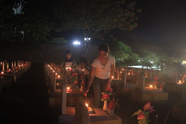 Hàng vạn ngọn nến lung linh thắp sáng 72 nghĩa trang liệt sĩ ảnh 4