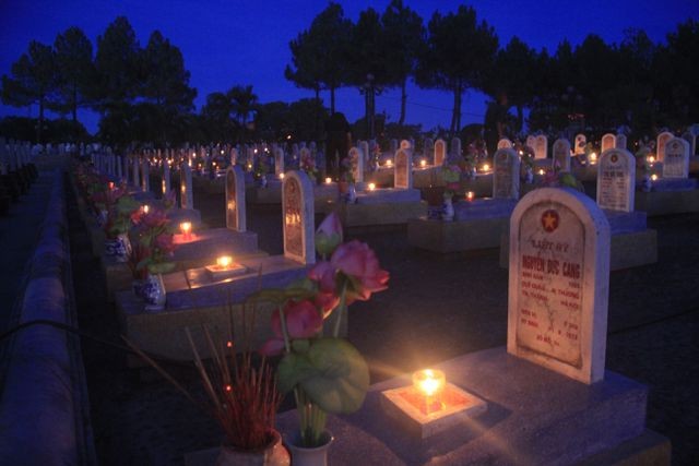 Hàng vạn ngọn nến lung linh thắp sáng 72 nghĩa trang liệt sĩ ảnh 6