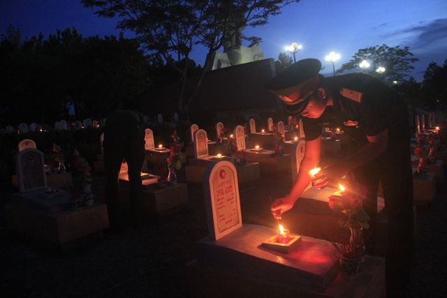 Hàng vạn ngọn nến lung linh thắp sáng 72 nghĩa trang liệt sĩ ảnh 7