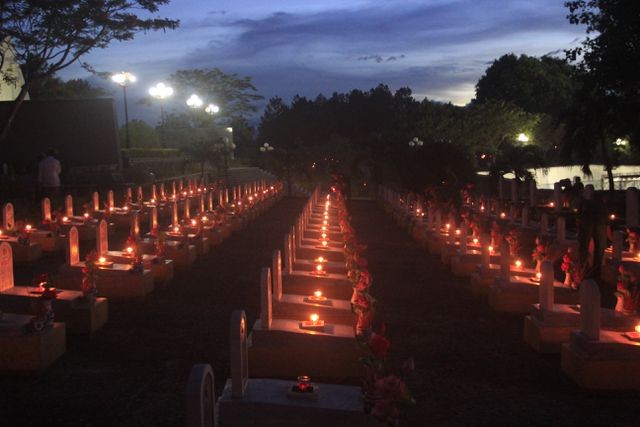 Hàng vạn ngọn nến lung linh thắp sáng 72 nghĩa trang liệt sĩ ảnh 8