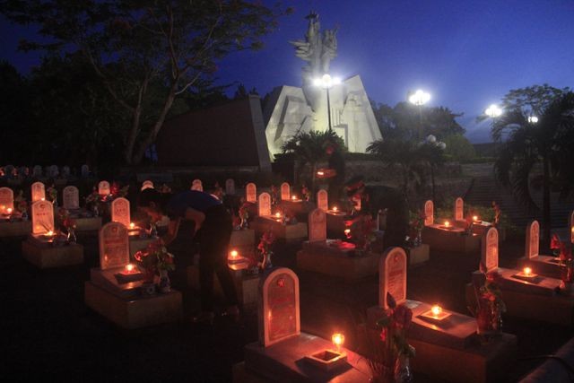 Hàng vạn ngọn nến lung linh thắp sáng 72 nghĩa trang liệt sĩ ảnh 9