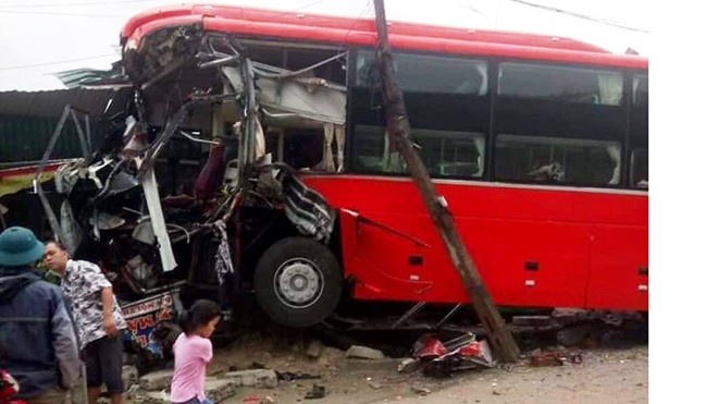 Tông sập nhà dân, tài xế xe khách bị thương nặng ảnh 1