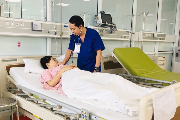 Cứu sống sản phụ mang song thai bị vỡ tử cung ảnh 1