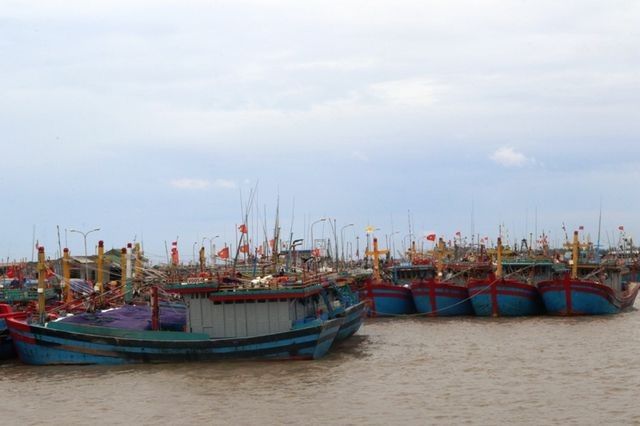 Bố trí tàu, ôtô và huy động hàng trăm chiến sĩ sẵn sàng ứng phó bão số 3 ảnh 1