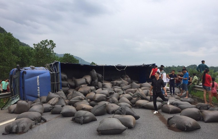 Cao tốc Nội Bài - Lào Cai ách tắc nhiều giờ vì lật xe chở chè ảnh 1