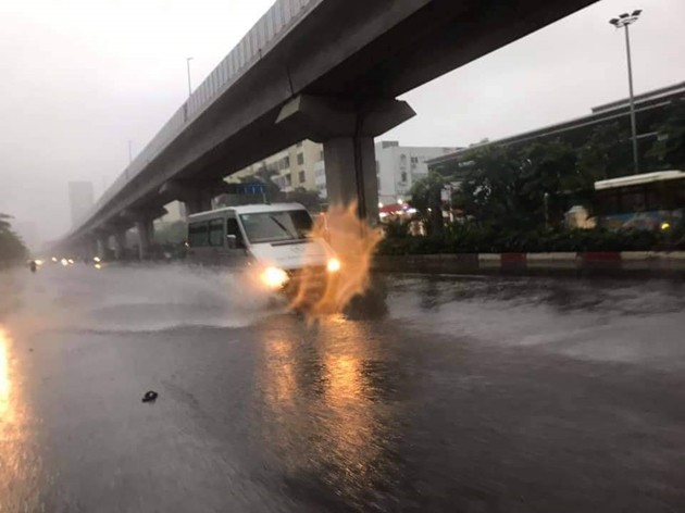 Hà Nội ngổn ngang cây gẫy đổ sau bão số 3 ảnh 11