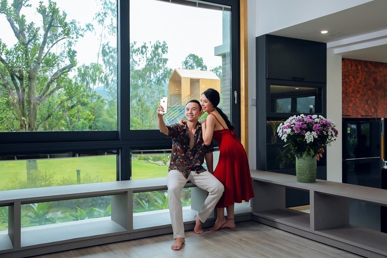 Dũng 'Về nhà đi con' lần đầu công khai tình tứ với bạn gái nóng bỏng sau ba năm ly hôn ảnh 1