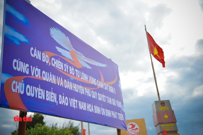 Cờ Tổ quốc hiên ngang trên Cột cờ chủ quyền đảo Phú Quý ảnh 3