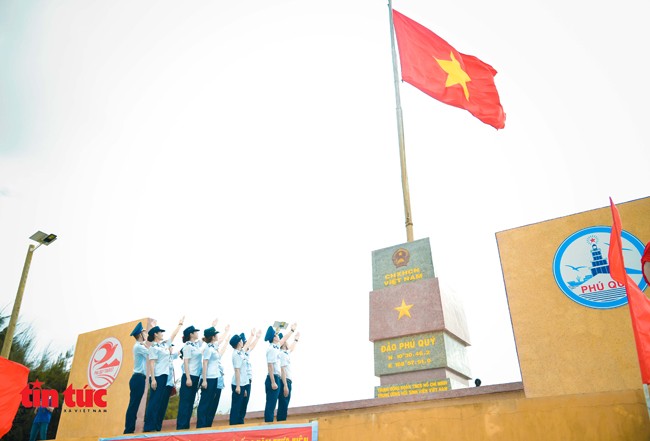 Cờ Tổ quốc hiên ngang trên Cột cờ chủ quyền đảo Phú Quý ảnh 5