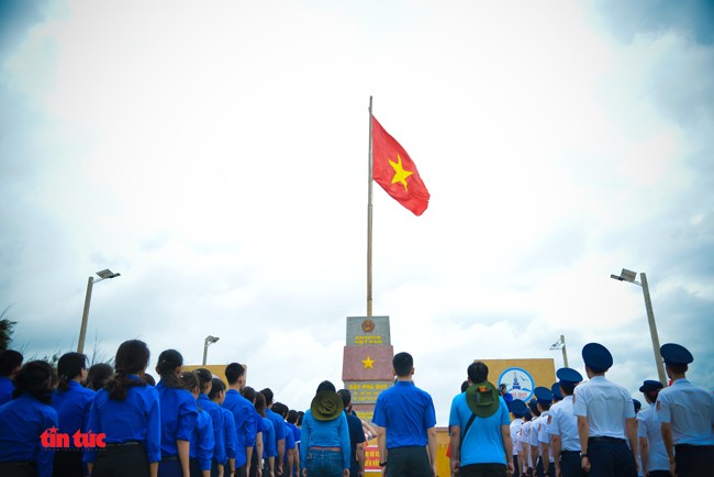 Cờ Tổ quốc hiên ngang trên Cột cờ chủ quyền đảo Phú Quý ảnh 6