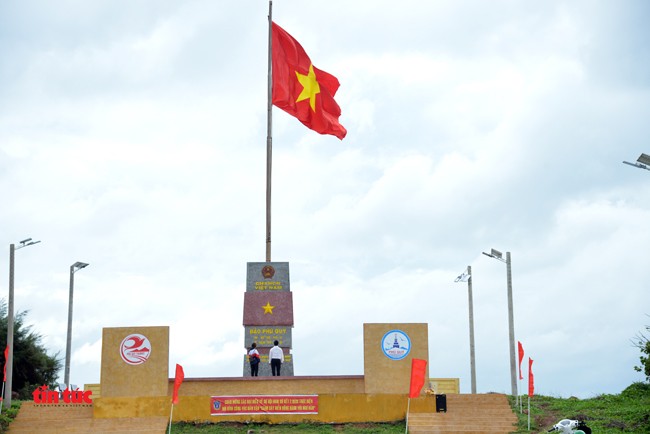 Cờ Tổ quốc hiên ngang trên Cột cờ chủ quyền đảo Phú Quý ảnh 8