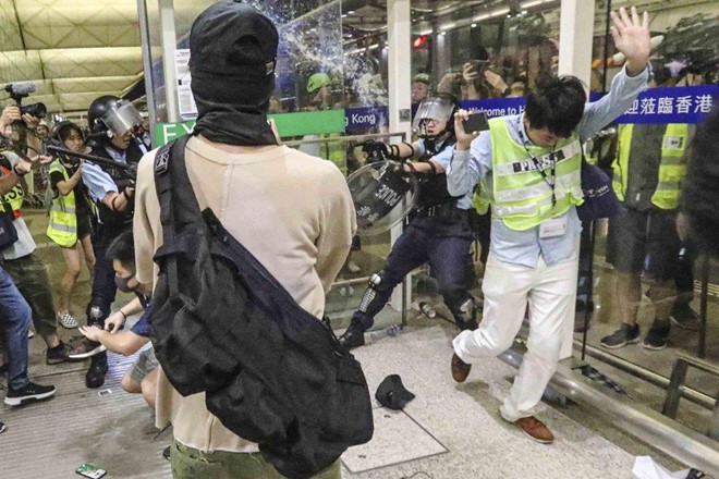 Cảnh sát đụng độ người biểu tình ở sân bay Hong Kong ảnh 1