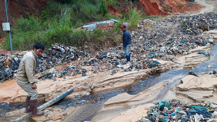 Mưa lũ kéo hàng nghìn tấn rác ‘đổ ụp’ xuống thung lũng trồng rau ở Đà Lạt ảnh 1