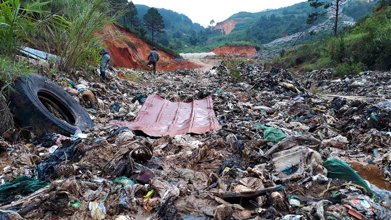 Mưa lũ kéo hàng nghìn tấn rác ‘đổ ụp’ xuống thung lũng trồng rau ở Đà Lạt ảnh 2