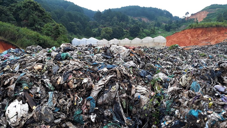 Mưa lũ kéo hàng nghìn tấn rác ‘đổ ụp’ xuống thung lũng trồng rau ở Đà Lạt ảnh 3