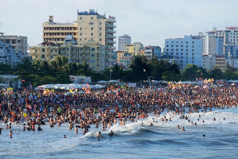 Nhìn lại những hình ảnh ấn tượng của Sầm Sơn hè 2019 ảnh 1