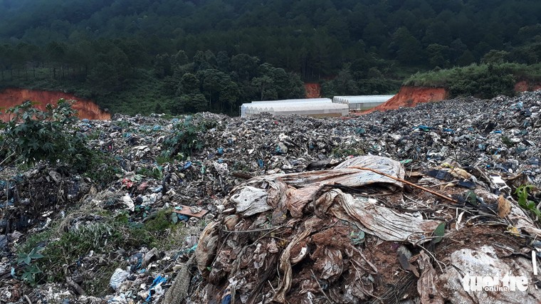 Mưa lũ kéo hàng nghìn tấn rác ‘đổ ụp’ xuống thung lũng trồng rau ở Đà Lạt ảnh 4