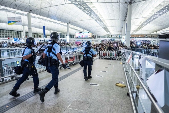 Cảnh sát đụng độ người biểu tình ở sân bay Hong Kong ảnh 2