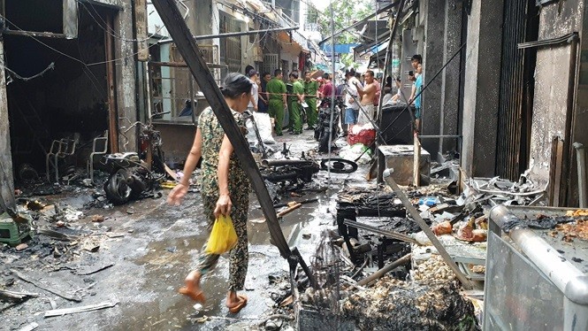 Hàng trăm bình gas mini phát nổ, thiêu rụi 6 ki ốt cùng nhiều xe máy ảnh 2