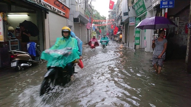 Hà Nội: Nhiều tuyến đường kẹt cứng vì mưa lớn ảnh 5