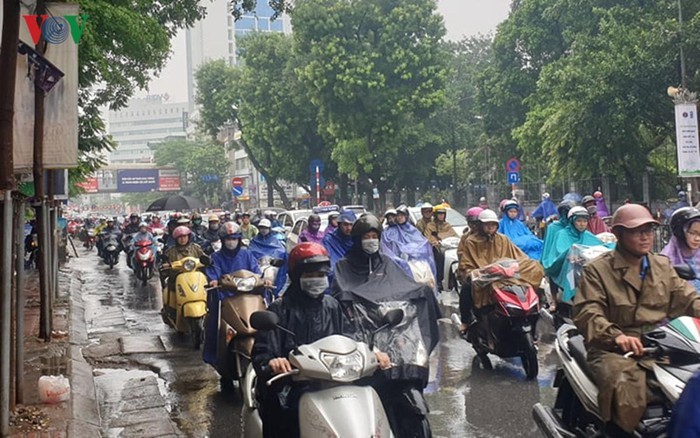 Hà Nội: Nhiều tuyến đường kẹt cứng vì mưa lớn ảnh 1