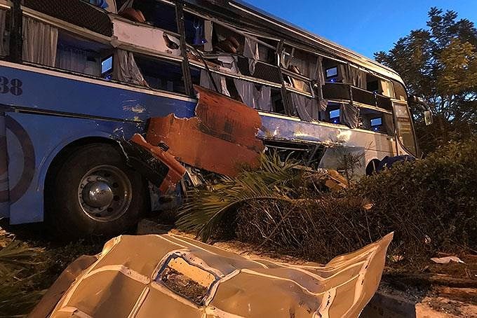 2 xe khách tông nhau, 1 người chết, 40 người bị thương ảnh 1