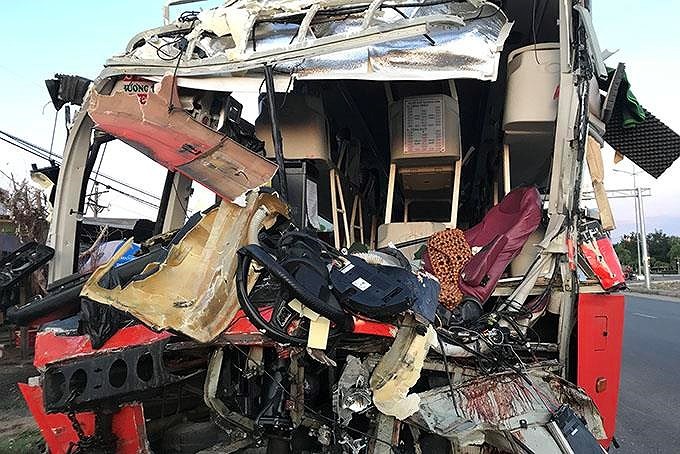 2 xe khách tông nhau, 1 người chết, 40 người bị thương ảnh 2