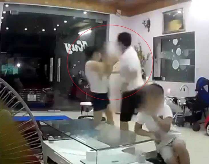 Người đàn ông thẳng tay đánh vợ trước mặt con nhỏ là nhân viên Kho bạc Nhà nước ảnh 1