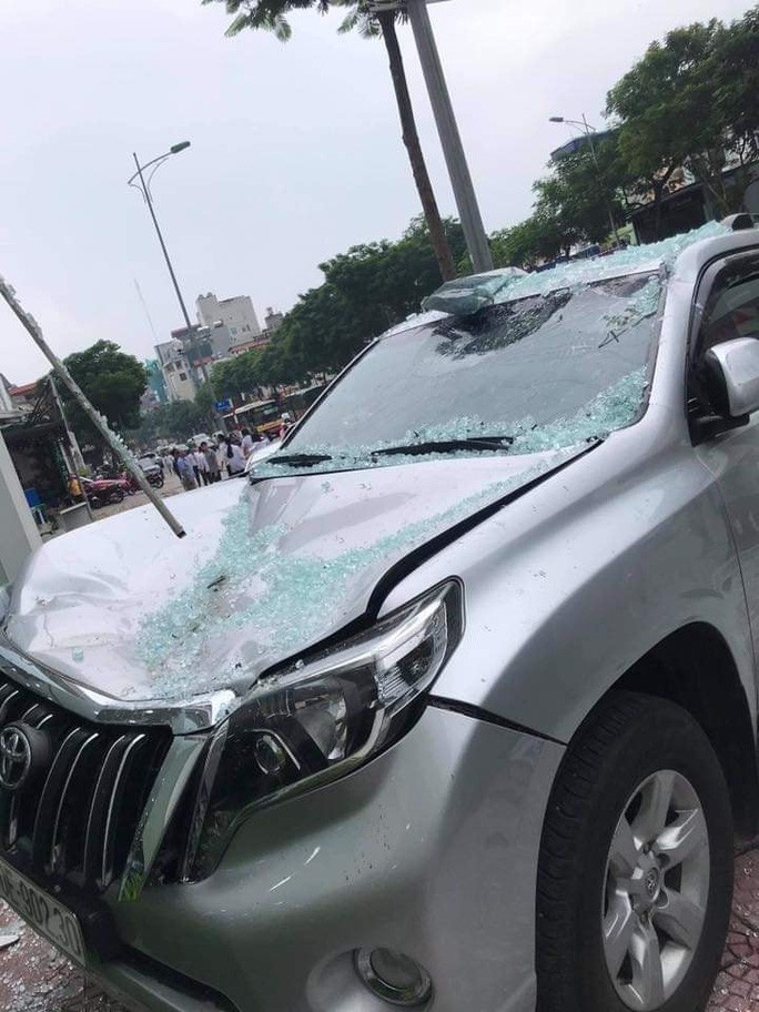 Nhân viên showroom bất ngờ lái ôtô lao từ tầng 2 xuống đất ảnh 2