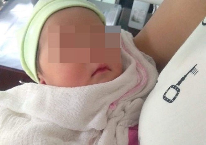 Hải Phòng: Phát hiện bé gái 3 ngày tuổi bị bỏ rơi bên vệ đường ảnh 1