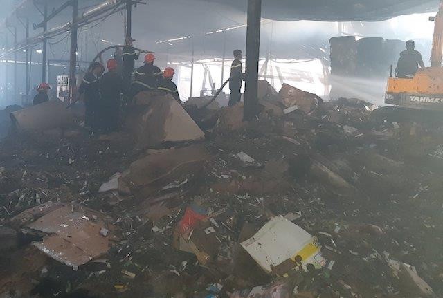 Hiện trường vụ cháy kho chứa hàng của công ty sản xuất giấy ở Tiền Giang ảnh 2