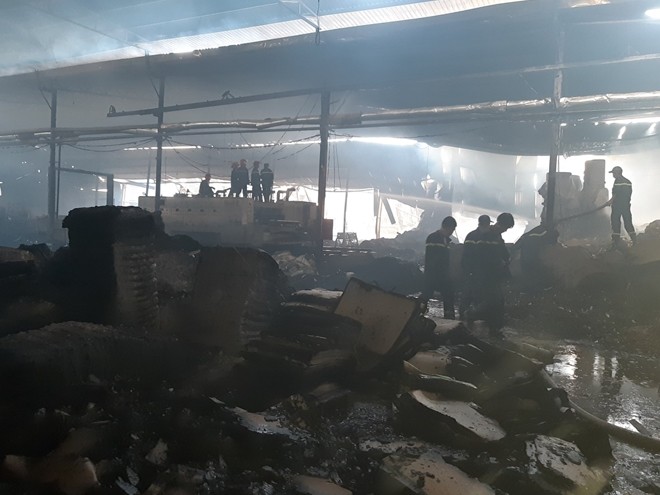 Hiện trường vụ cháy kho chứa hàng của công ty sản xuất giấy ở Tiền Giang ảnh 3