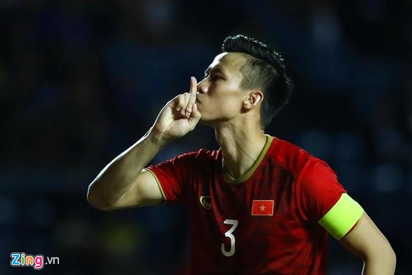 Vì sao Quế Ngọc Hải giơ ngón tay về phía CĐV Thái Lan tại King’s Cup? ảnh 1