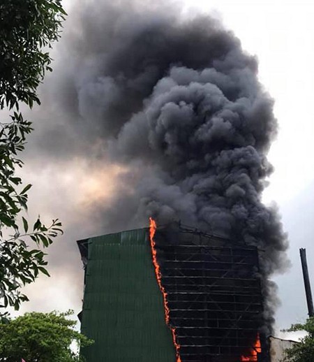 Nghệ An: Cháy dữ dội ở lò luyện thiếc, 8 công nhân may mắn thoát nạn ảnh 1