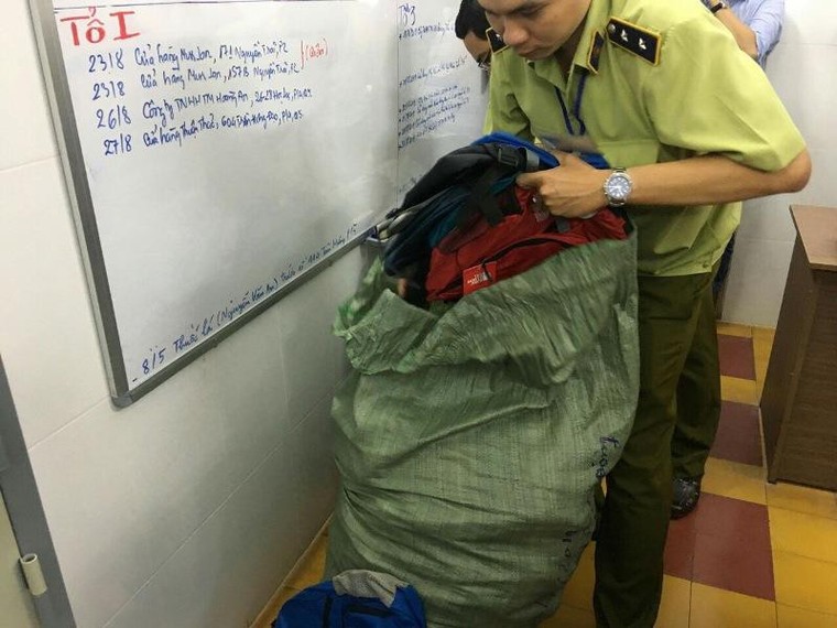 Phát hiện nhiều hàng giả ở những chợ nổi tiếng tại thành phố Hồ Chí Minh ảnh 1