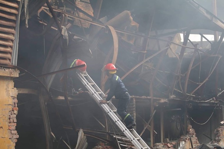 Còn lại gì sau vụ cháy Công ty bóng đèn phích nước Rạng Đông? ảnh 11