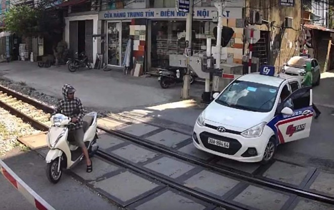 Cố tình vượt rào chắn tàu hỏa, tài xế taxi bị phạt nguội 1,6 triệu ảnh 1