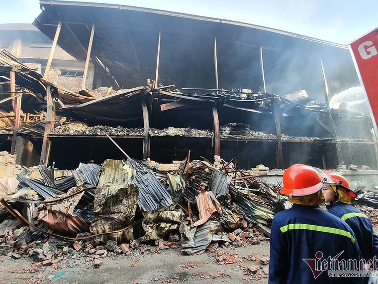 Còn lại gì sau vụ cháy Công ty bóng đèn phích nước Rạng Đông? ảnh 9