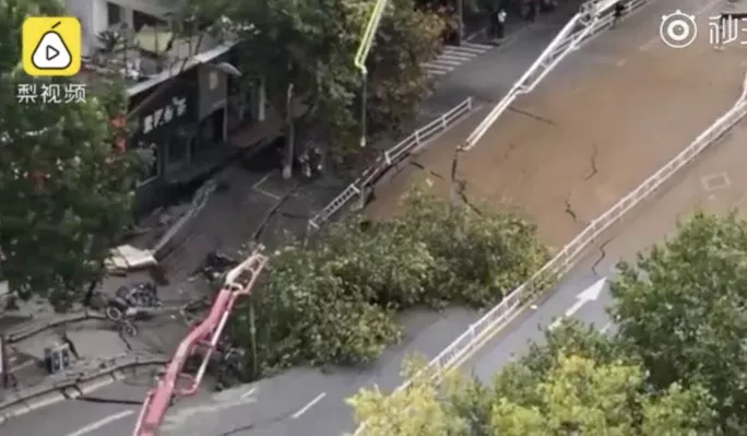 Sụp đường hầm tàu điện ngầm ở Trung Quốc ảnh 2