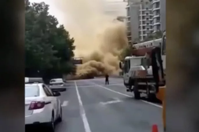 Sụp đường hầm tàu điện ngầm ở Trung Quốc ảnh 1