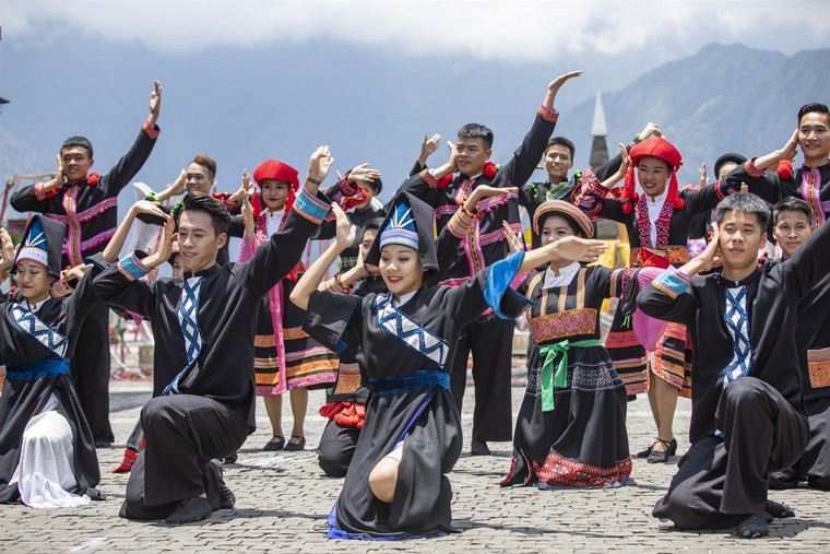 Cận cảnh trang phục của show diễn 'Vũ điệu trên mây' đang làm mưa làm gió tại Tây Bắc ảnh 10