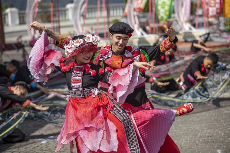 Cận cảnh trang phục của show diễn 'Vũ điệu trên mây' đang làm mưa làm gió tại Tây Bắc ảnh 5