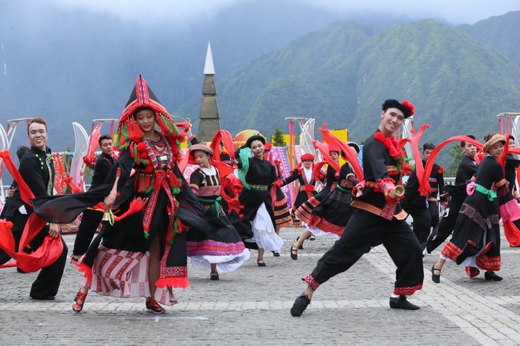 Cận cảnh trang phục của show diễn 'Vũ điệu trên mây' đang làm mưa làm gió tại Tây Bắc ảnh 6