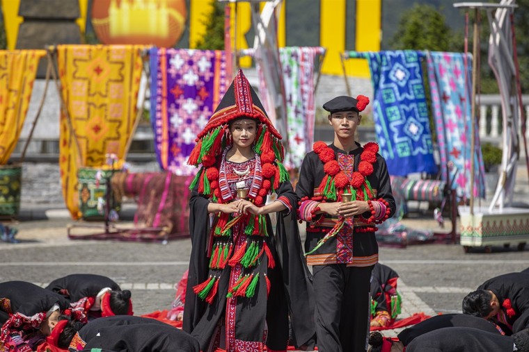 Cận cảnh trang phục của show diễn 'Vũ điệu trên mây' đang làm mưa làm gió tại Tây Bắc ảnh 8