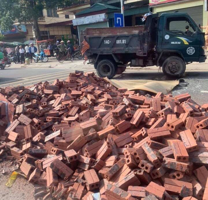 Xe chở gạch lật nghiêng đè xe máy khiến vợ chết, chồng bị thương nặng ảnh 1