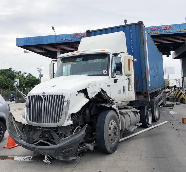 Xe container san phẳng cabin trạm thu phí cao tốc Trung Lương do tài xế ngủ gật ảnh 1