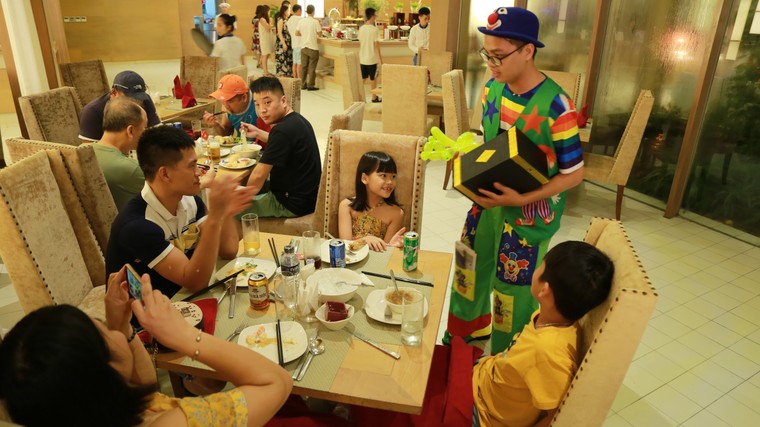 Xả hơi dịp lễ, người dân chuộng nghỉ dưỡng 5 sao ảnh 1